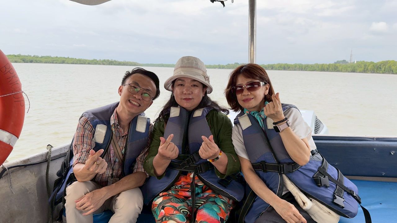 Always be happy travel moment